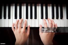 мощные аккорды с выразительным ритмом