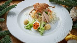 звуки которые рисуют картину украшенной квартиры и немного шатких свечей