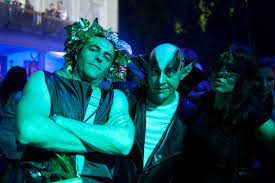 звуки веселья, криков, шума компании